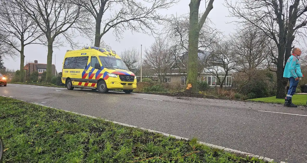 Sportwagen botst tegen boom en belandt in sloot - Foto 3