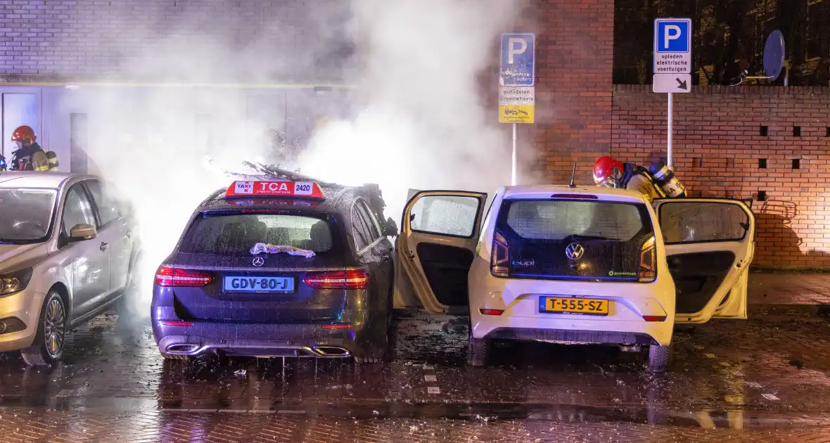 Taxi verwoest door brand - Foto 4