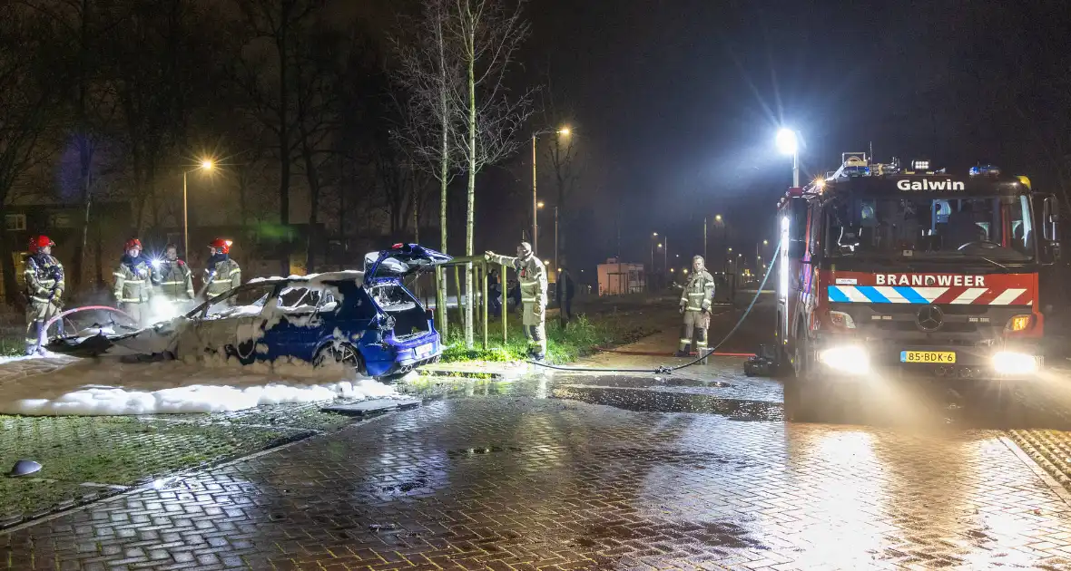 Geparkeerde personenauto vliegt in brand