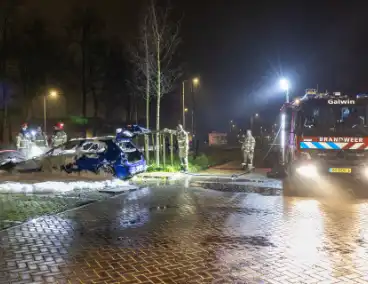 Geparkeerde personenauto vliegt in brand