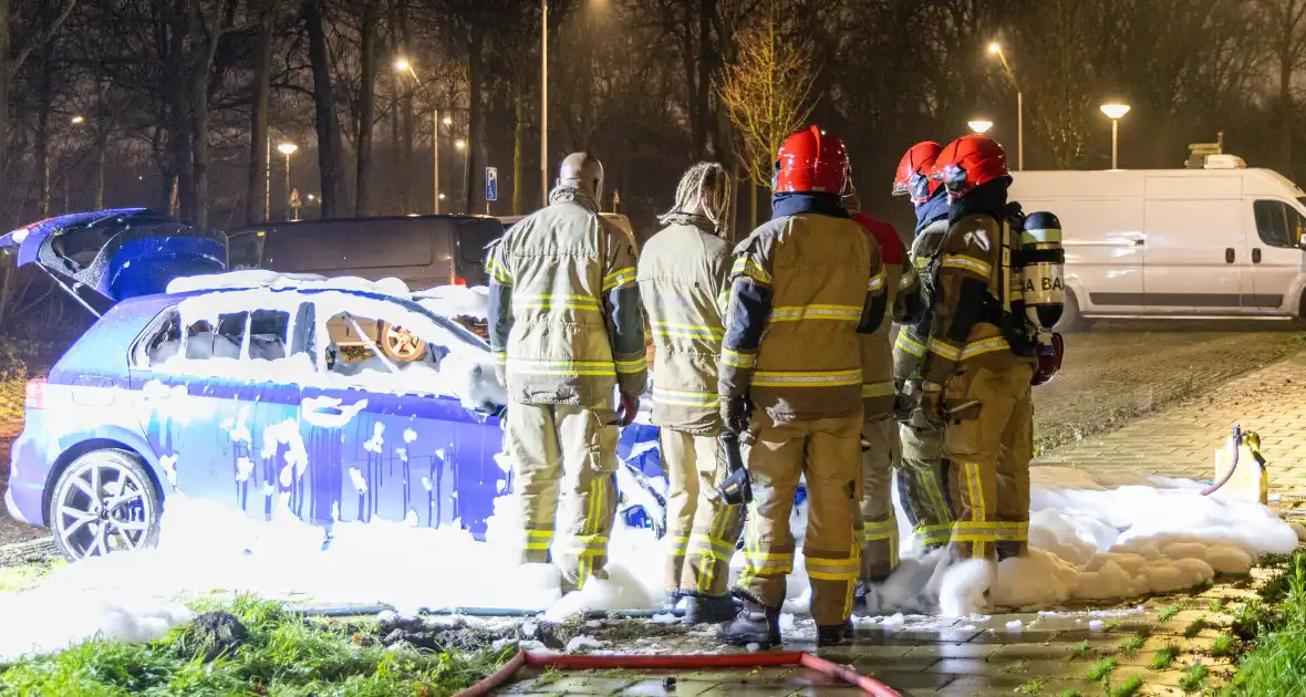 Geparkeerde personenauto vliegt in brand - Foto 1