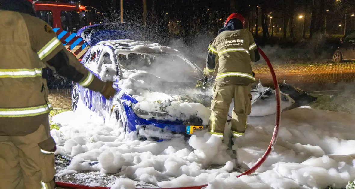 Geparkeerde personenauto vliegt in brand - Foto 2