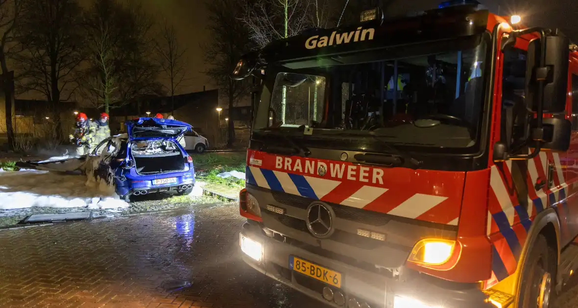 Geparkeerde personenauto vliegt in brand - Foto 4