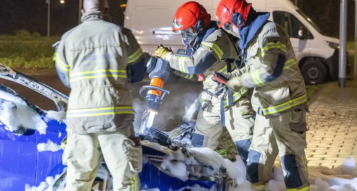 Geparkeerde personenauto vliegt in brand - Foto 5