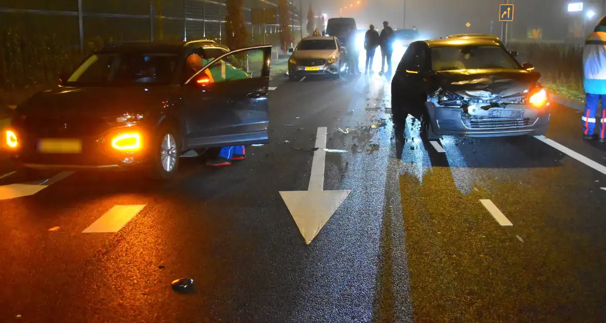 Twee voertuigen botsen op elkaar bij verkeerslichten