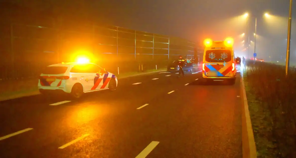 Twee voertuigen botsen op elkaar bij verkeerslichten - Foto 1