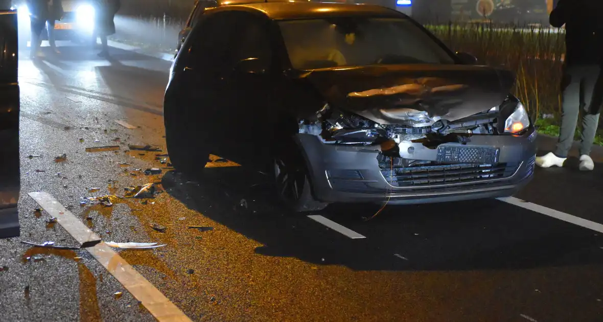 Twee voertuigen botsen op elkaar bij verkeerslichten - Foto 2