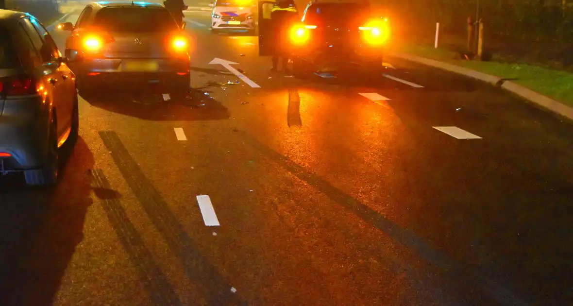 Twee voertuigen botsen op elkaar bij verkeerslichten - Foto 3