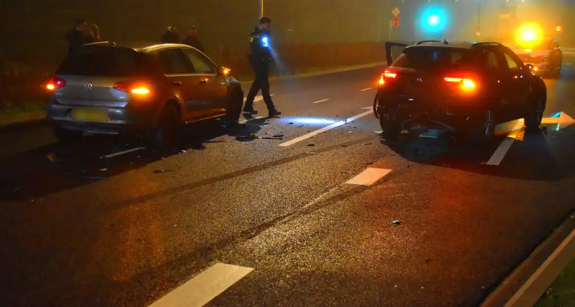 Twee voertuigen botsen op elkaar bij verkeerslichten - Foto 5