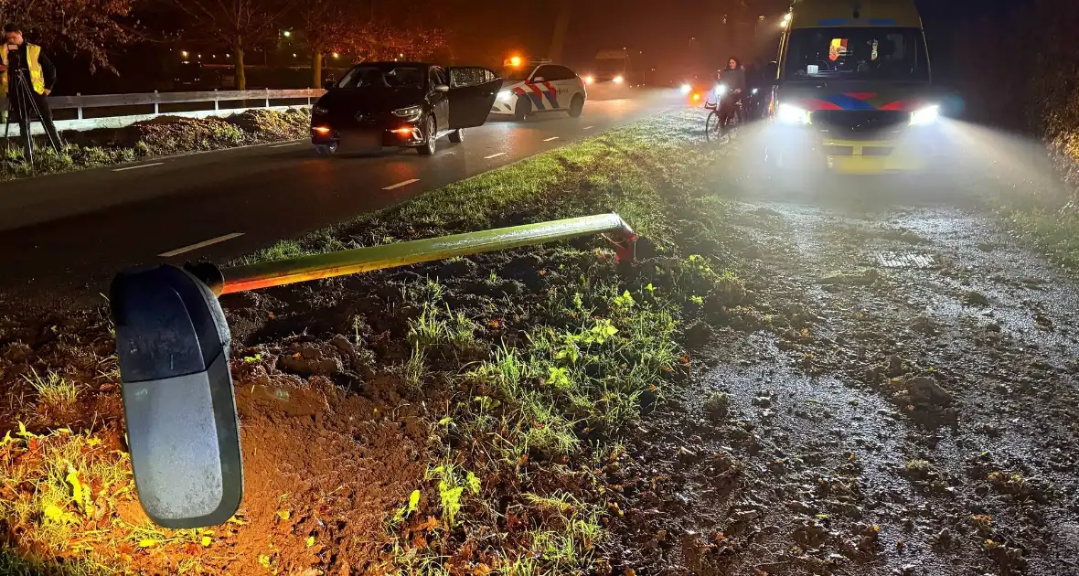 Auto botst tegen lantaarnpaal en belandt tegen boom