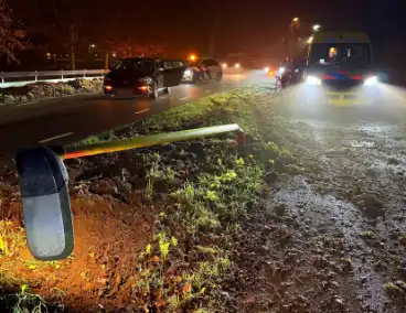 Auto botst tegen lantaarnpaal en belandt tegen boom