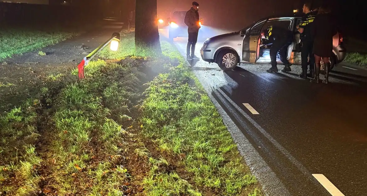 Auto botst tegen lantaarnpaal en belandt tegen boom - Foto 3