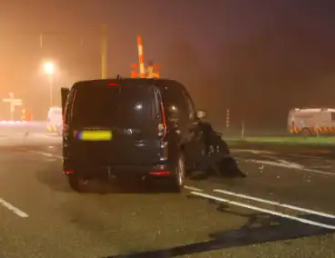 Bestelbus komt in botsing met trein