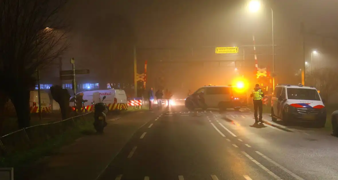 Bestelbus komt in botsing met trein - Foto 4