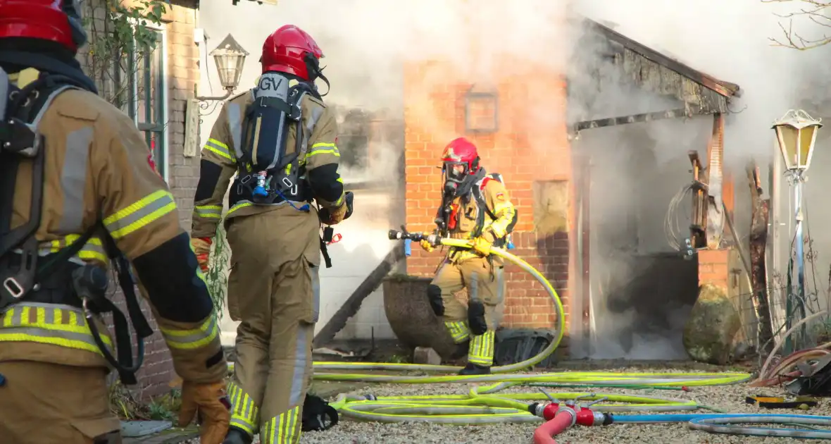 Forse rookwolken bij schuurbrand, brandweer schaalt op