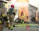 Forse rookwolken bij schuurbrand, brandweer schaalt op