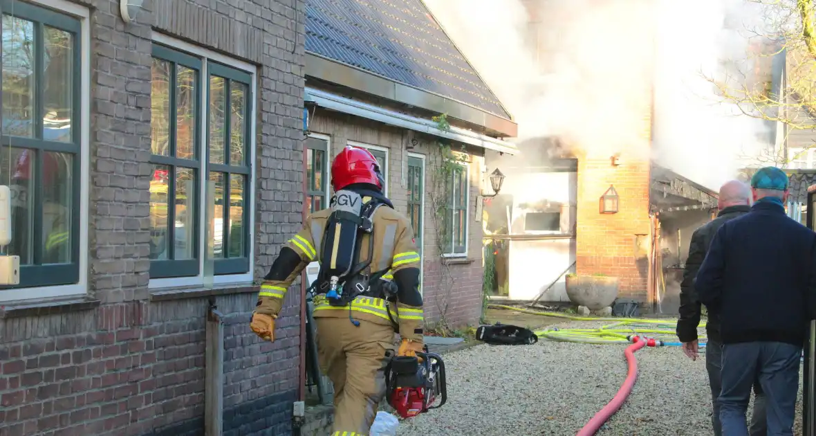 Forse rookwolken bij schuurbrand, brandweer schaalt op - Foto 1