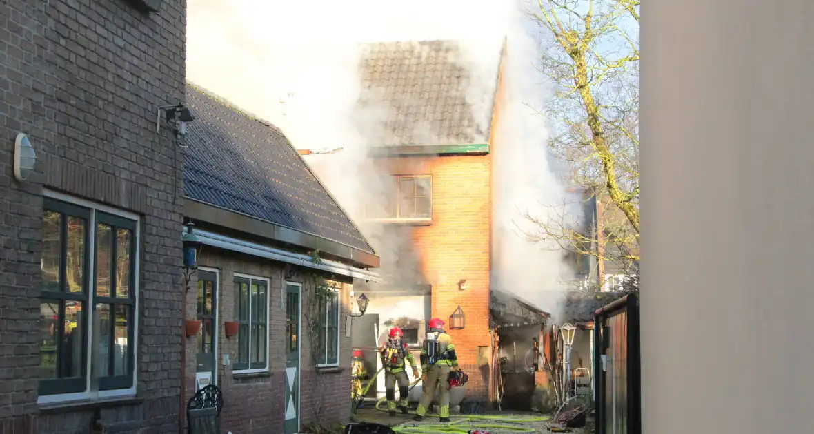 Forse rookwolken bij schuurbrand, brandweer schaalt op - Foto 10