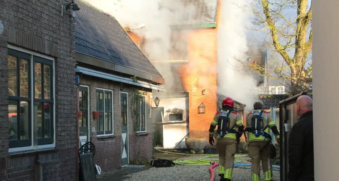 Forse rookwolken bij schuurbrand, brandweer schaalt op - Foto 2