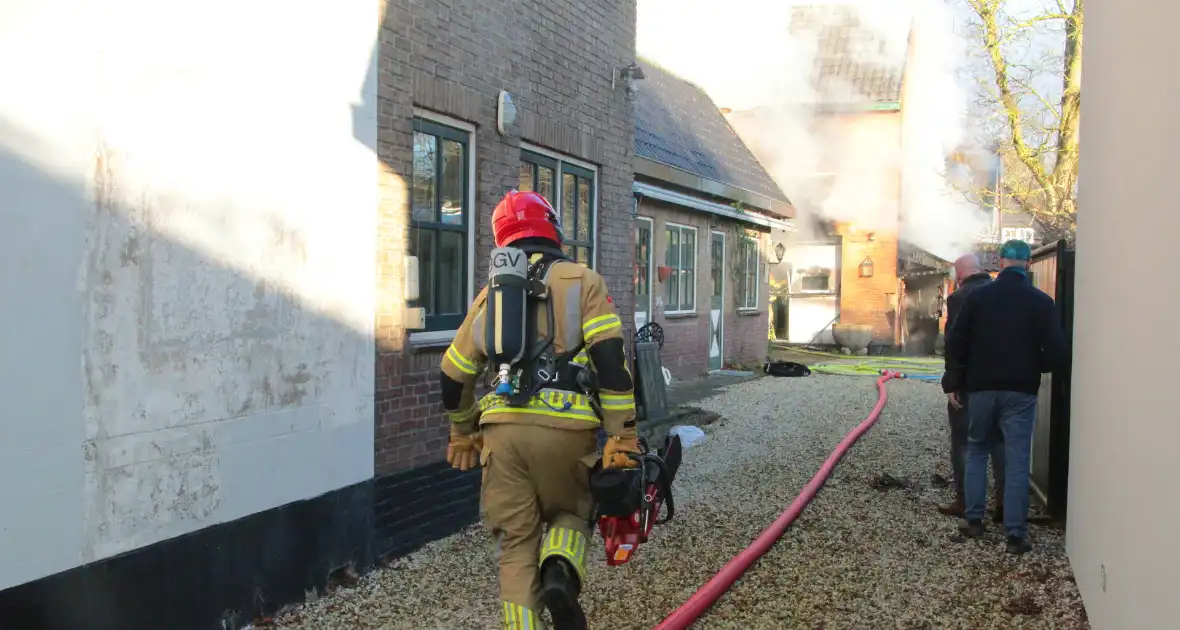 Forse rookwolken bij schuurbrand, brandweer schaalt op - Foto 4