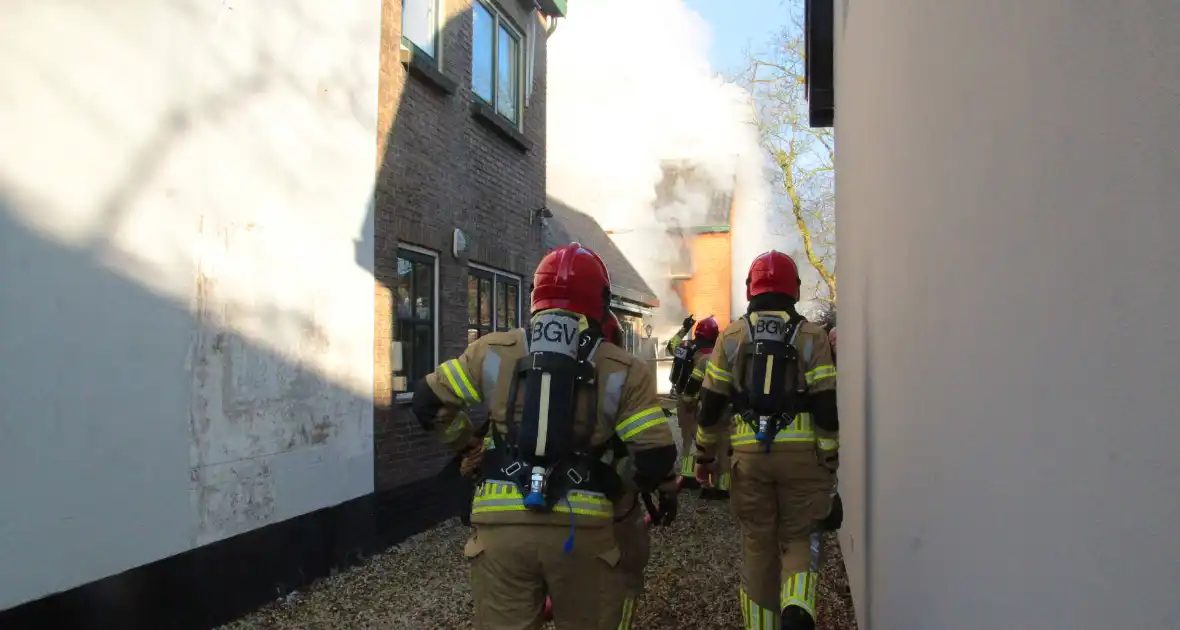 Forse rookwolken bij schuurbrand, brandweer schaalt op - Foto 5