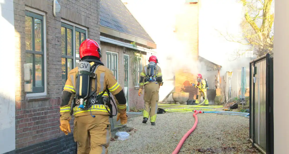 Forse rookwolken bij schuurbrand, brandweer schaalt op - Foto 6