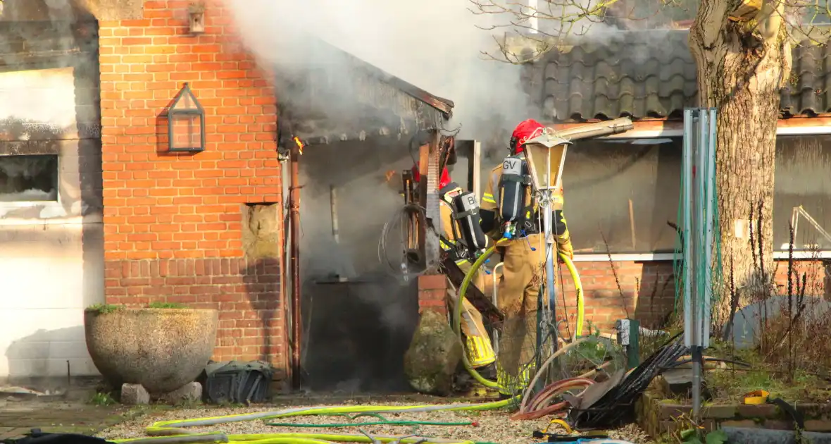 Forse rookwolken bij schuurbrand, brandweer schaalt op - Foto 7