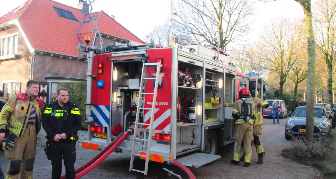 Forse rookwolken bij schuurbrand, brandweer schaalt op - Foto 9