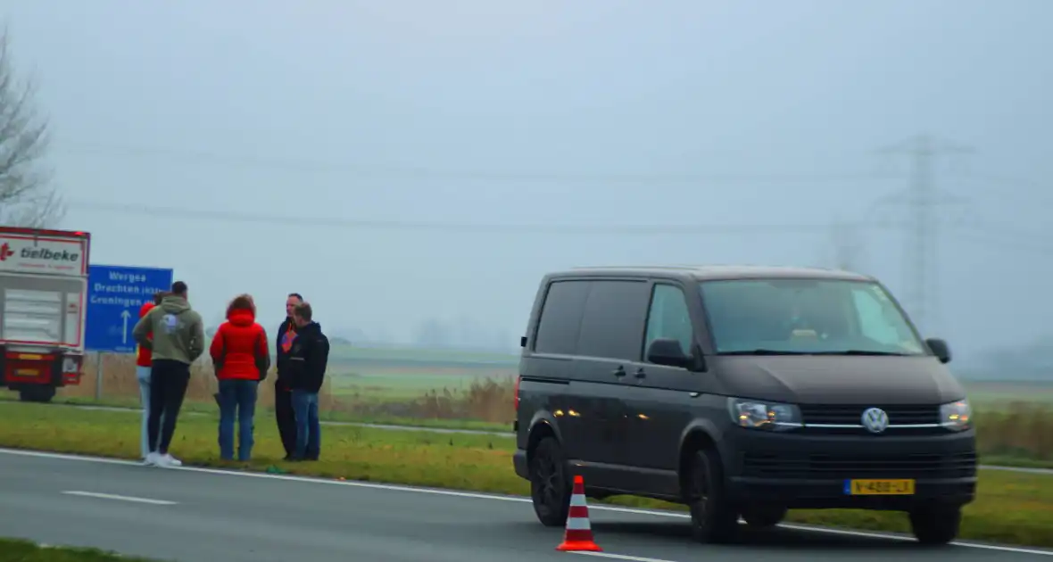 File na aanrijding tussen twee voertuigen - Foto 1