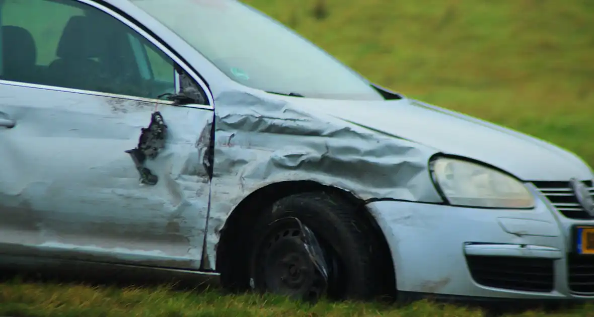 File na aanrijding tussen twee voertuigen - Foto 3