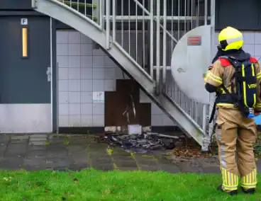 Bewoner reageert geschrokken na brand onder trap van flat