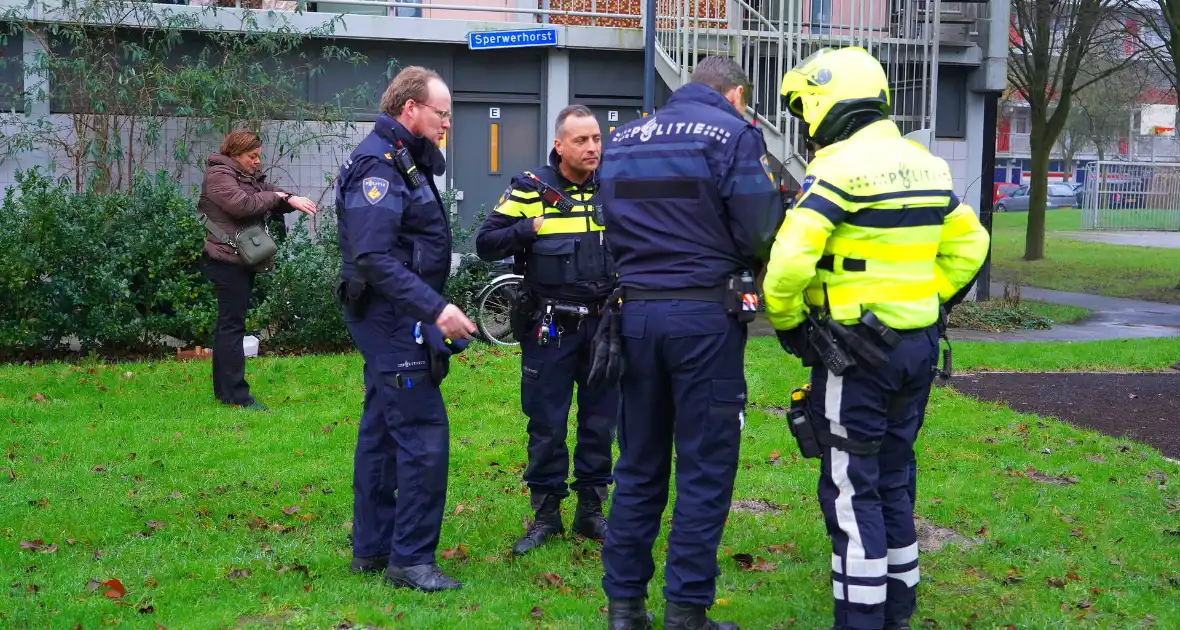 Bewoner reageert geschrokken na brand onder trap van flat - Foto 2