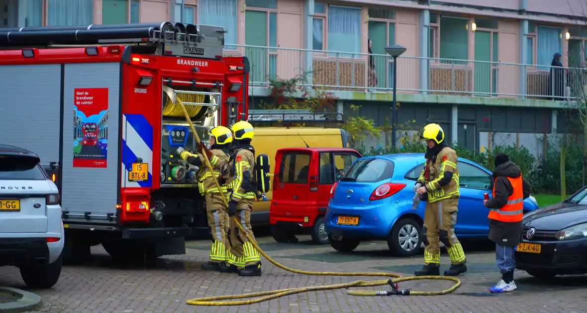 Bewoner reageert geschrokken na brand onder trap van flat - Foto 4