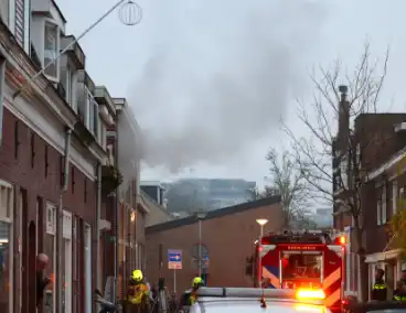 Rookt trekt door straat door keukenbrand