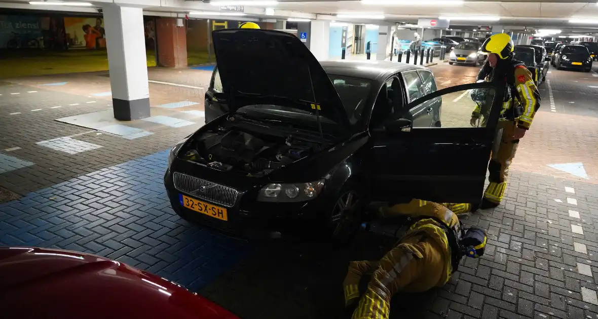 Mogelijk brand in parkeergarage - Foto 1