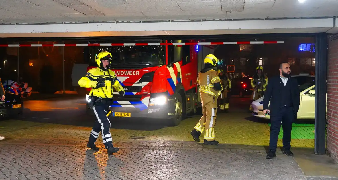 Mogelijk brand in parkeergarage - Foto 2