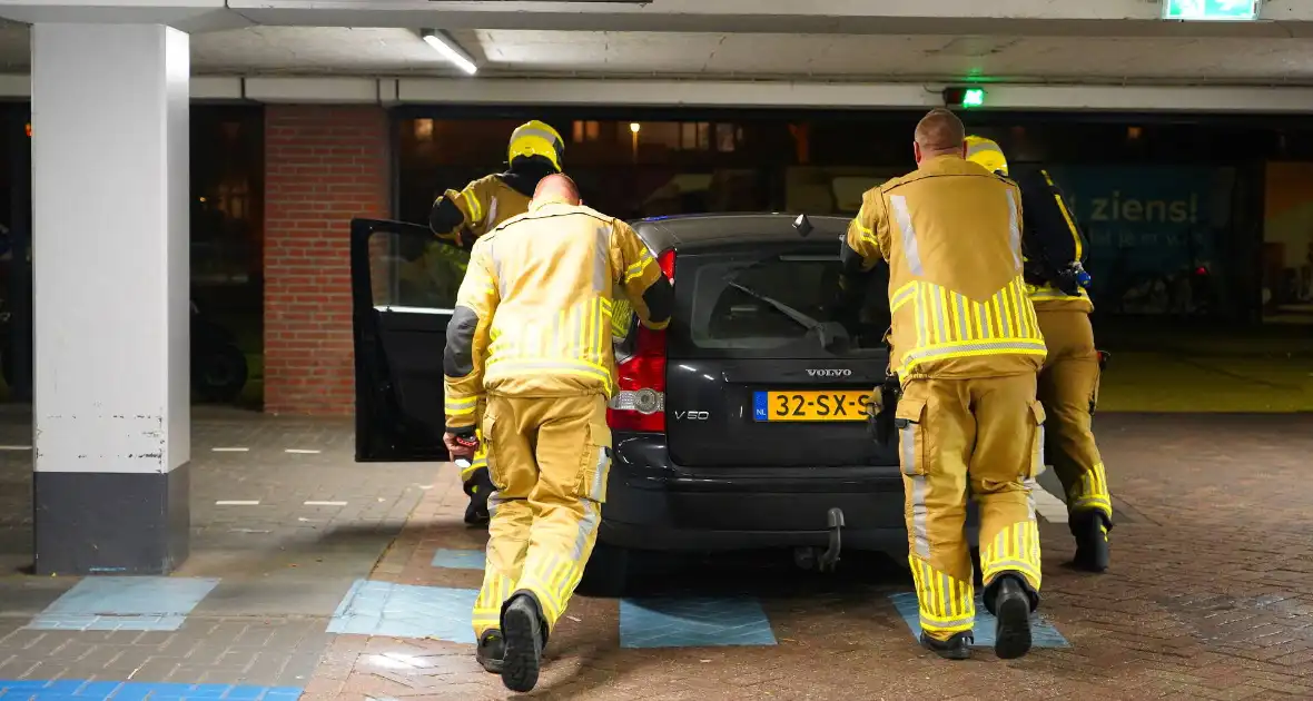 Mogelijk brand in parkeergarage - Foto 4