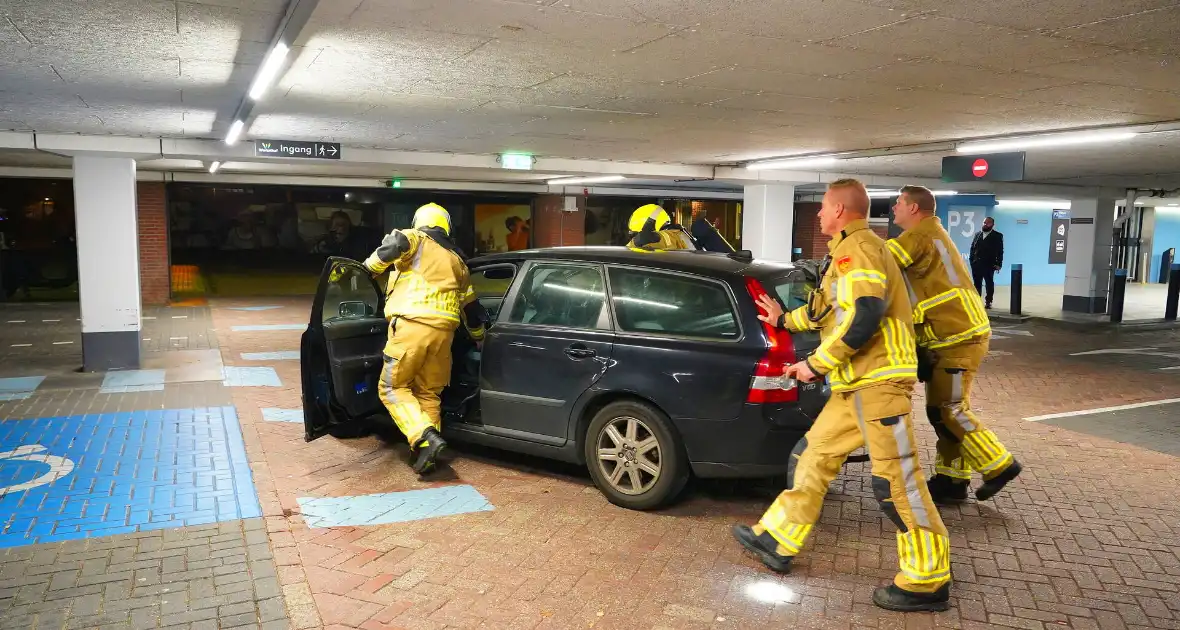 Mogelijk brand in parkeergarage - Foto 5