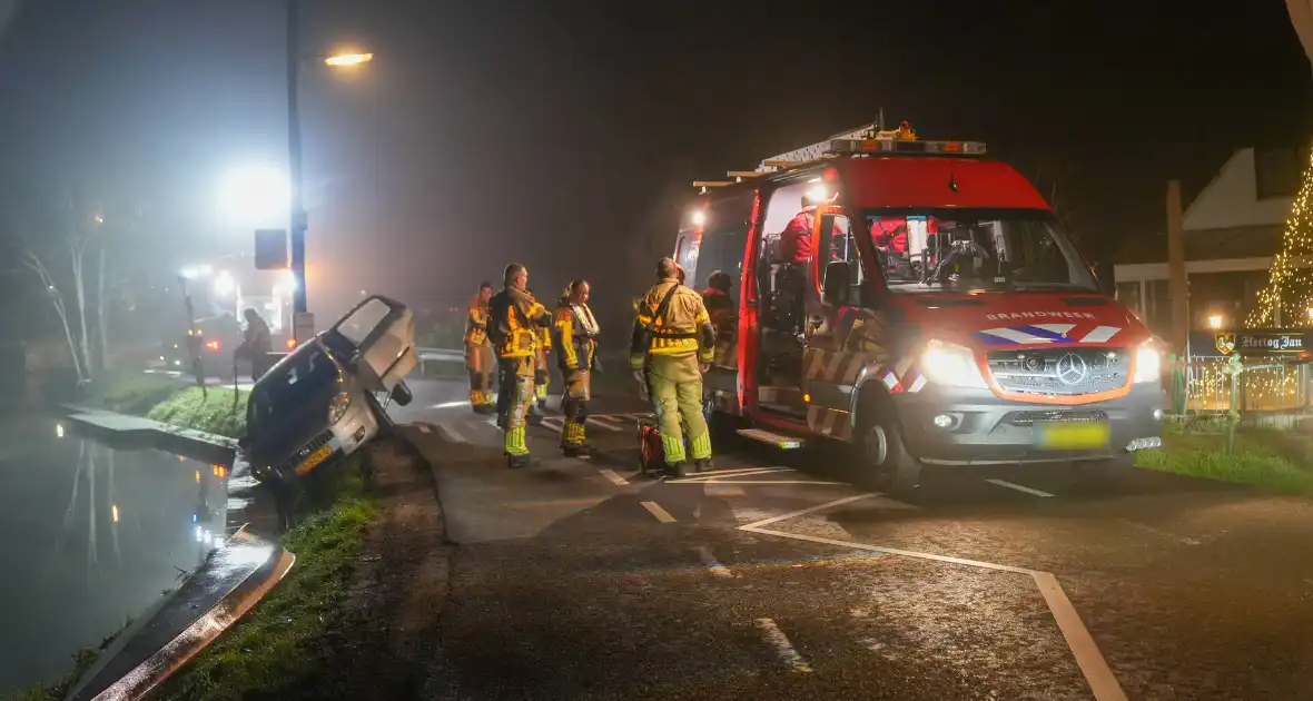 Hulpdiensten ingezet voor voertuig te water