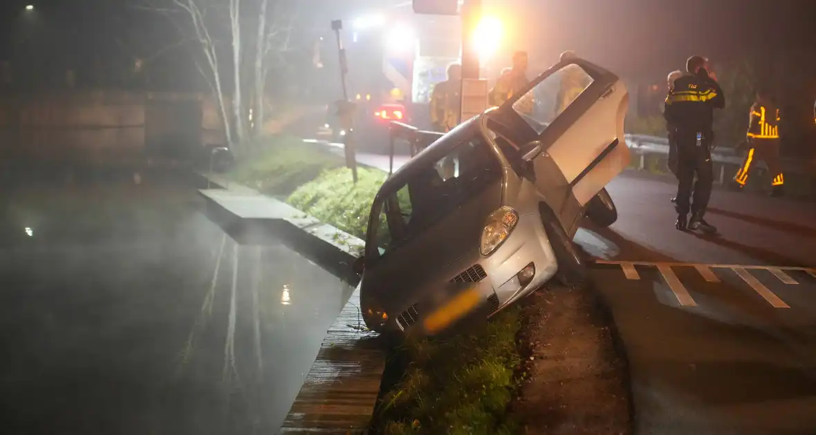 Hulpdiensten ingezet voor voertuig te water - Foto 1