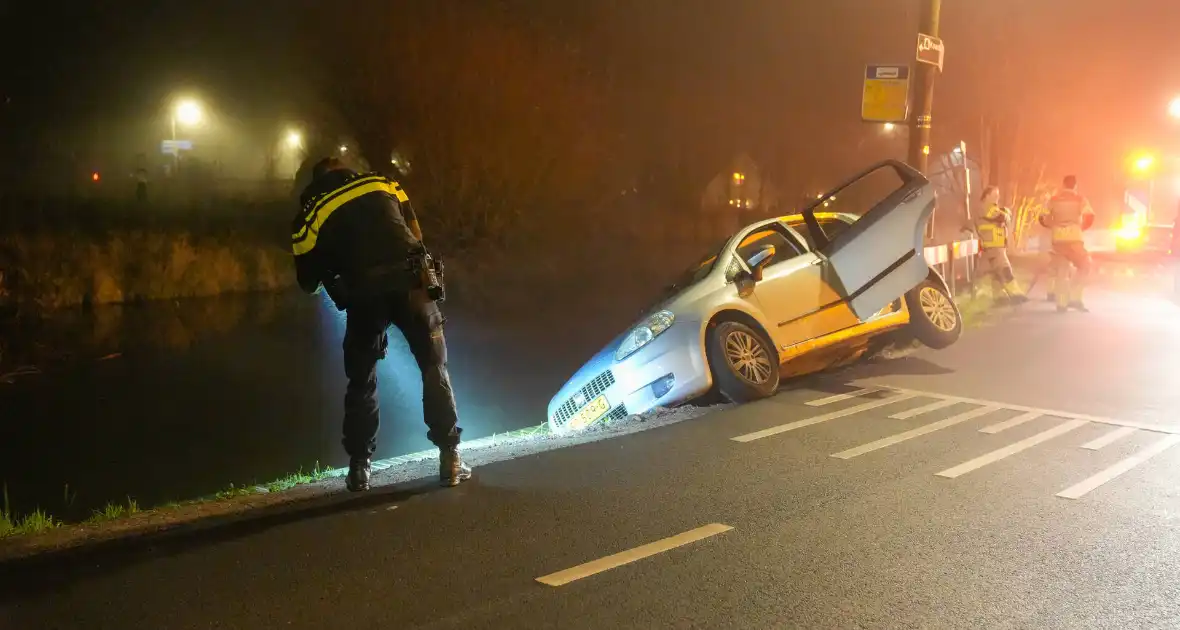 Hulpdiensten ingezet voor voertuig te water - Foto 2