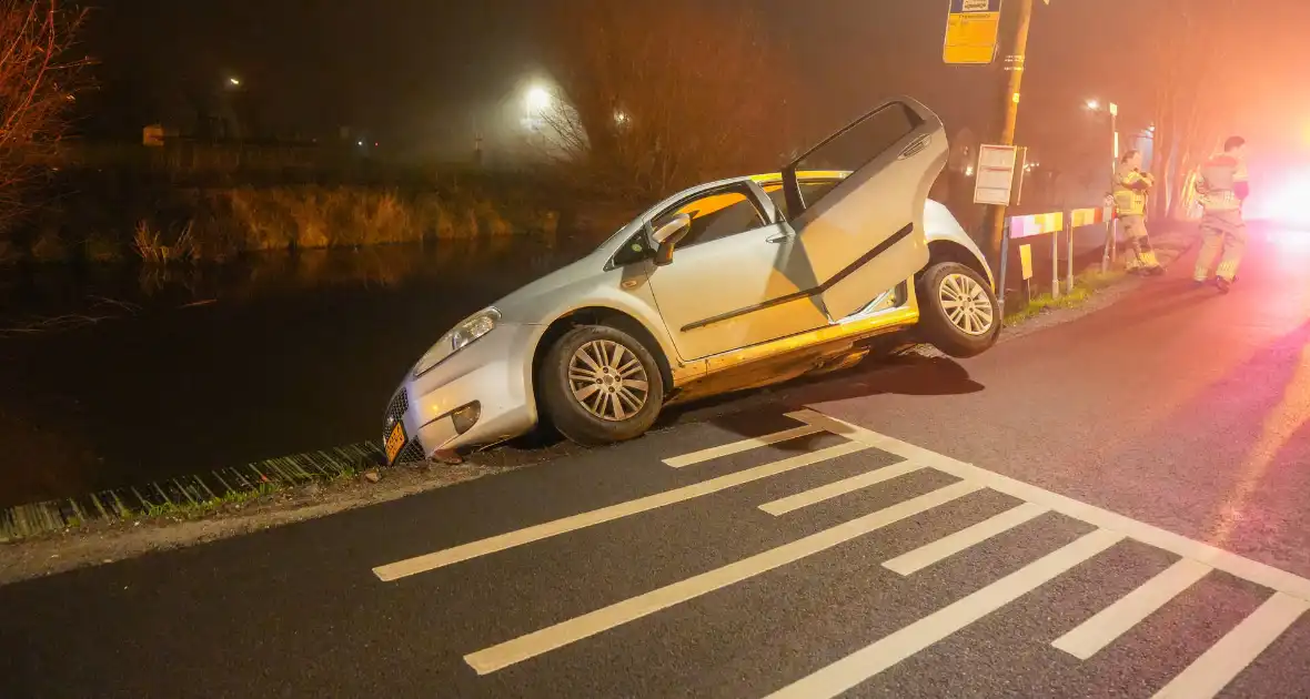 Hulpdiensten ingezet voor voertuig te water - Foto 3