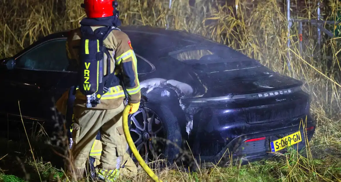 Porsche Taycan vermoedelijk in brand gestoken - Foto 10