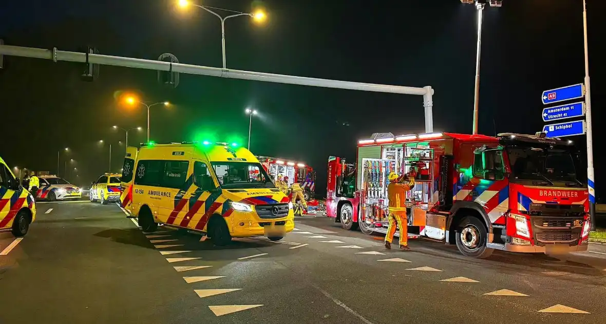 Drie mensen zwaargewond bij botsing op kruispunt - Foto 1