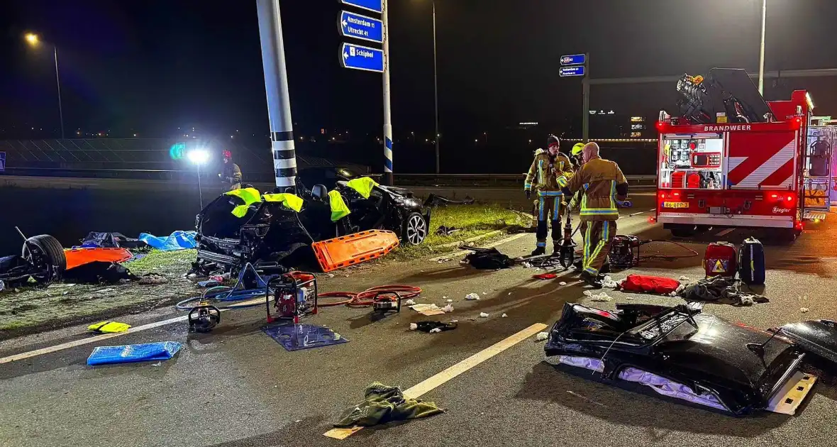 Drie mensen zwaargewond bij botsing op kruispunt - Foto 2
