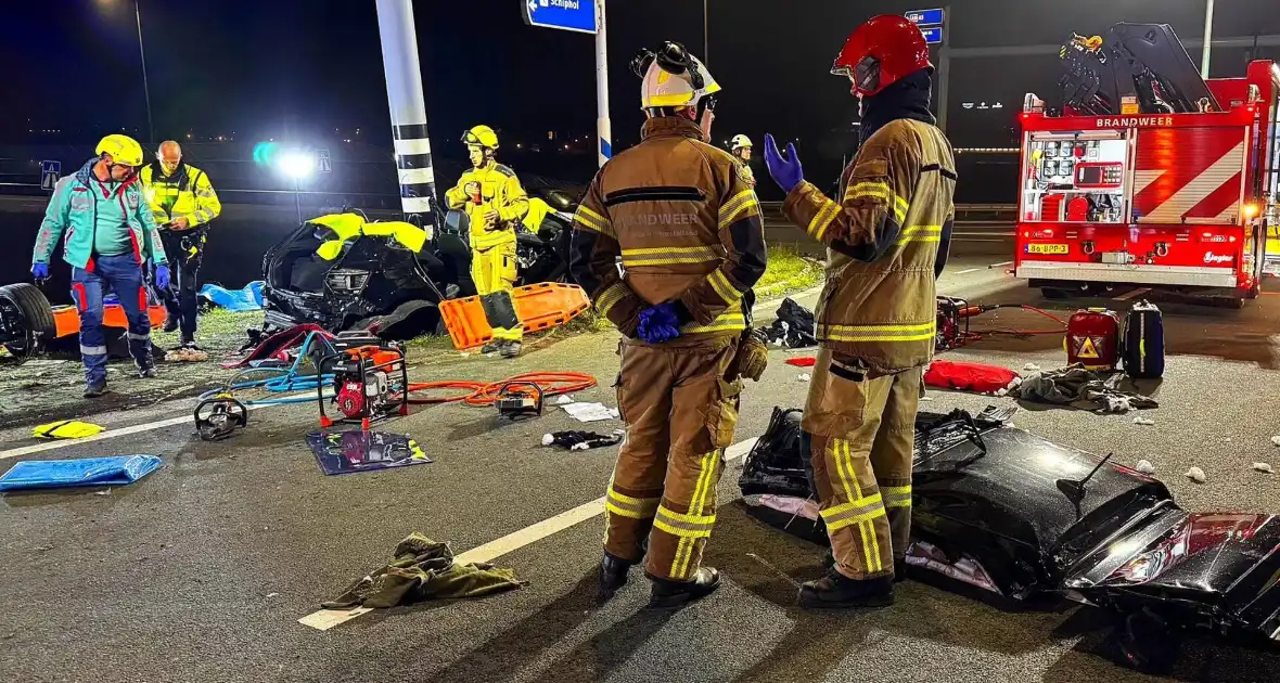 Drie mensen zwaargewond bij botsing op kruispunt - Foto 3