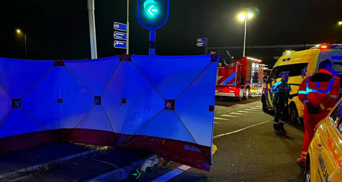 Drie mensen zwaargewond bij botsing op kruispunt - Foto 4