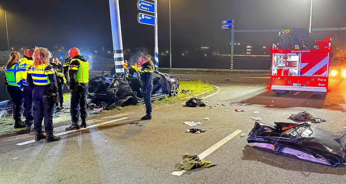 Drie mensen zwaargewond bij botsing op kruispunt - Foto 5