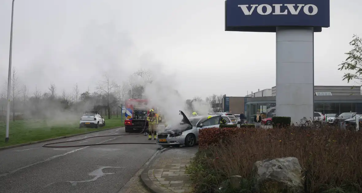 Voorkant auto uitgebrand voor autobedrijf