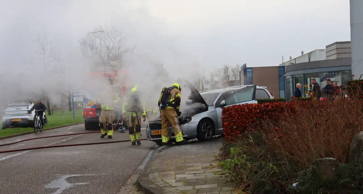 Voorkant auto uitgebrand voor autobedrijf - Foto 1